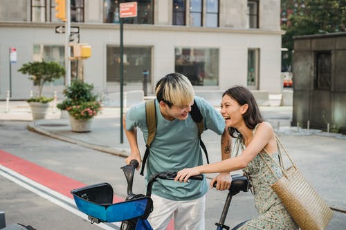 高兴亚洲夫妇与自行车 · 免费素材图片