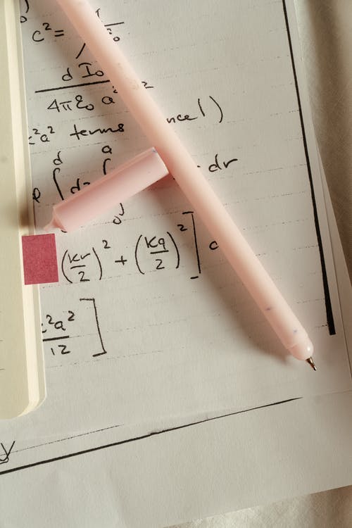 白纸上的粉红色钢笔 · 免费素材图片