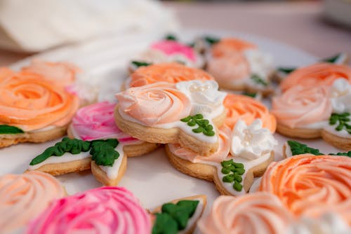 粉色和白色的花饼干 · 免费素材图片