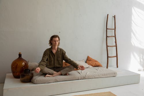 安静的人在莲花姿势的床上冥想 · 免费素材图片