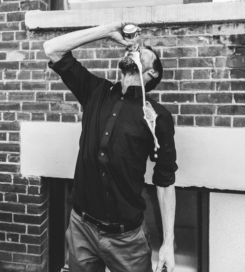 黑色礼服衬衫喝罐头饮料的男人 · 免费素材图片