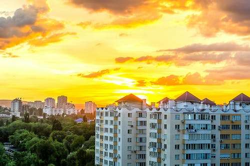 夕阳下的灰白色高层建筑 · 免费素材图片