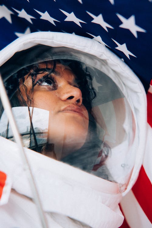 一个女人在太空服的特写镜头 · 免费素材图片