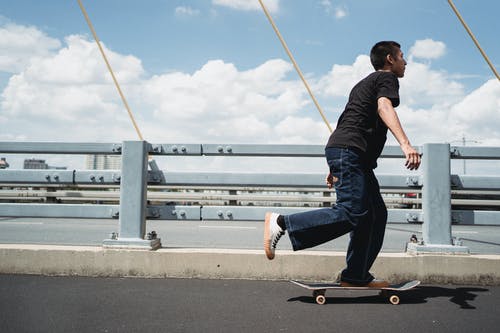活跃的人，在城市桥梁上骑滑板 · 免费素材图片
