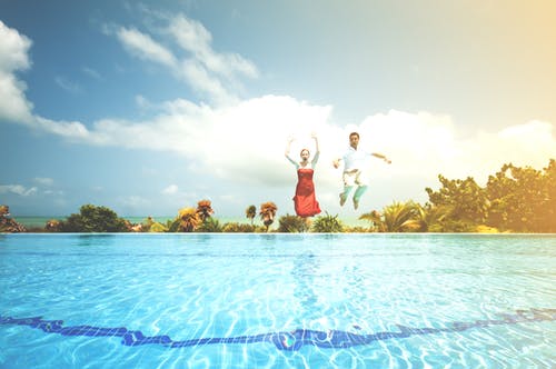 男人和女人跳上水 · 免费素材图片