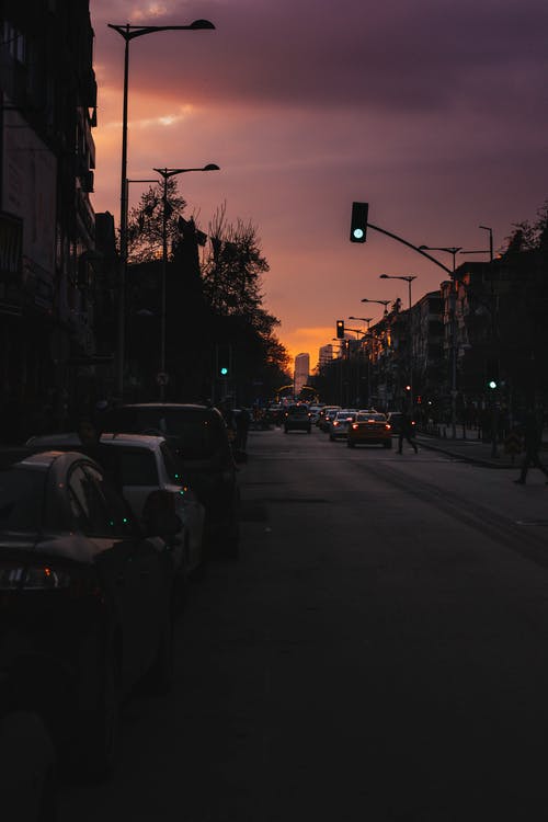 日落期间道路上的汽车 · 免费素材图片