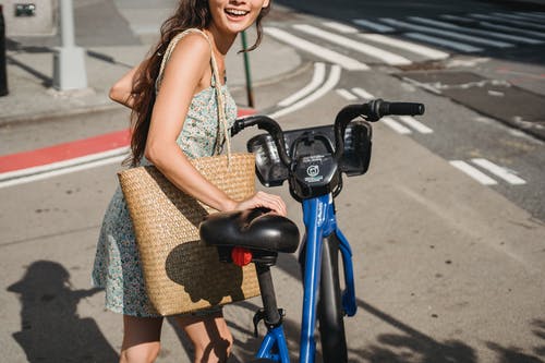 作物与自行车散步的女人 · 免费素材图片