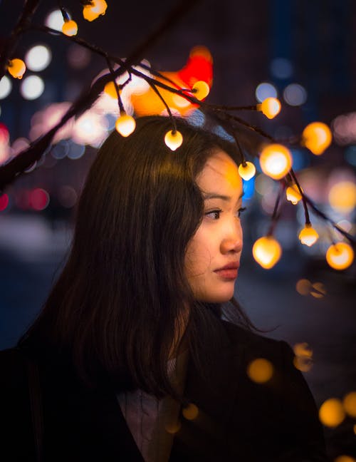 黑色上衣的女人的浅焦点照片 · 免费素材图片