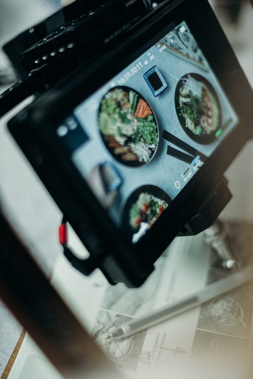 黑色监视器显示菜的浅焦点照片 · 免费素材图片