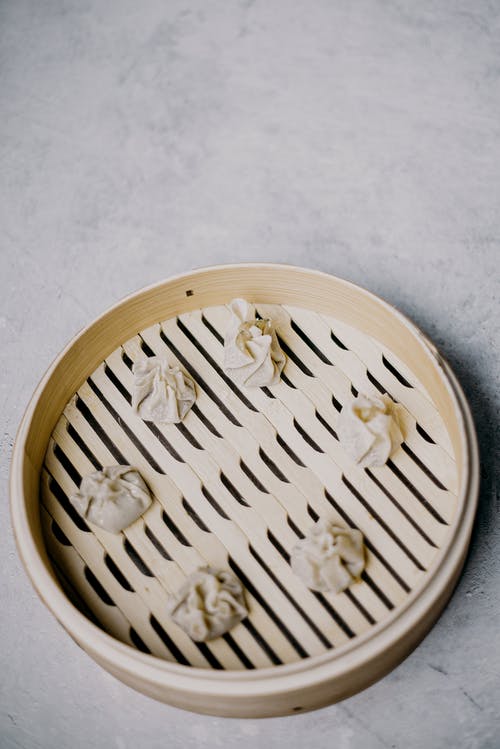 饺子在木制托盘上的照片 · 免费素材图片