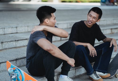 亚洲男子与台阶上的滑板 · 免费素材图片