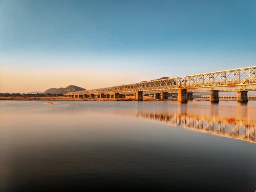 白天水上桥梁 · 免费素材图片