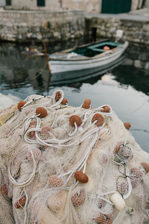 在港口海岸堆中的渔网 · 免费素材图片