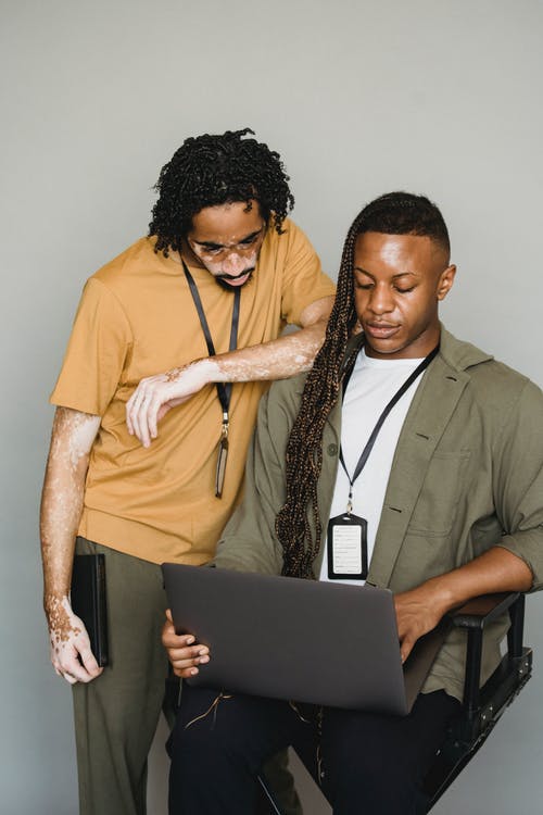 专注于笔记本电脑上工作的黑人同事 · 免费素材图片
