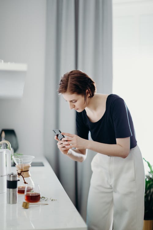 女人拍照的咖啡壶 · 免费素材图片