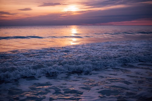 太阳落山时海浪 · 免费素材图片