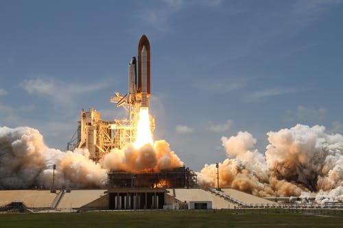 起飞火箭的延时摄影 · 免费素材图片