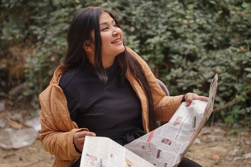 亚洲女人拿着报纸 · 免费素材图片