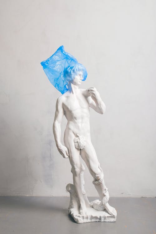 白色裸体雕塑头上覆盖着蓝色塑料 · 免费素材图片