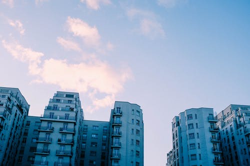 蓝蓝的天空下的蓝色混凝土建筑 · 免费素材图片