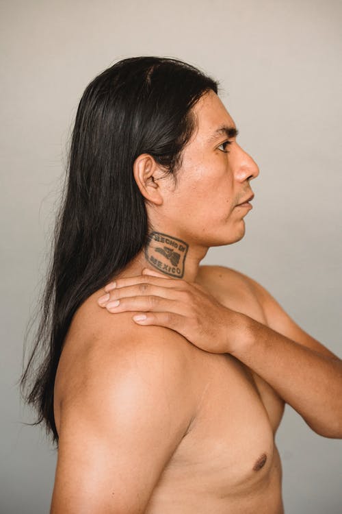 纹身和赤裸躯干的美国原住民男人 · 免费素材图片