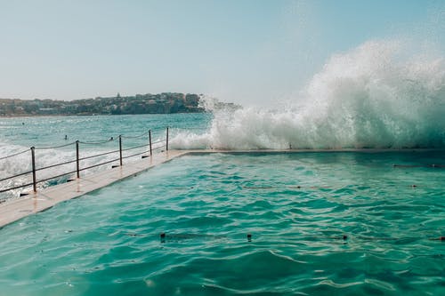 海浪撞击游泳池 · 免费素材图片