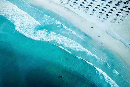 白天的海滨航空摄影 · 免费素材图片