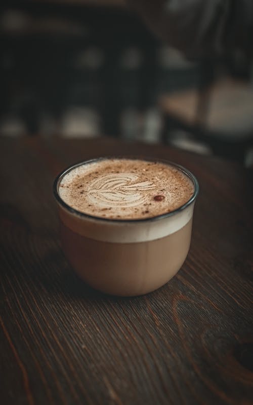 棕色木制的桌子上的咖啡杯 · 免费素材图片