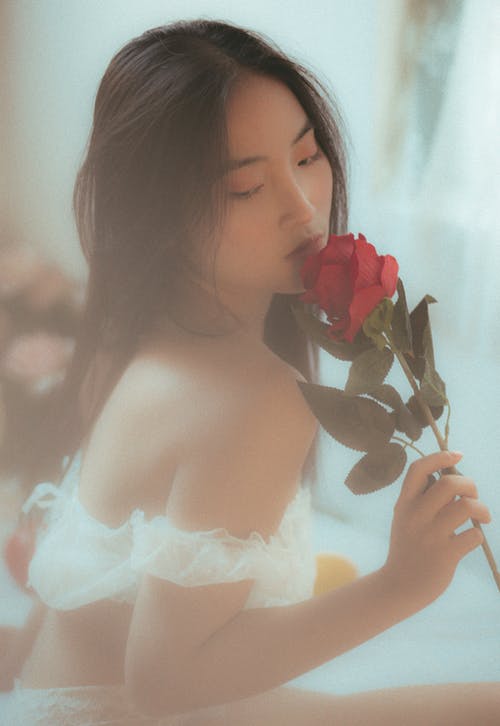 女人抱着红玫瑰的照片 · 免费素材图片