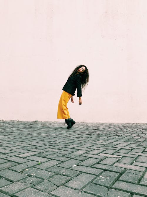 穿黄色裤子的女人的照片 · 免费素材图片