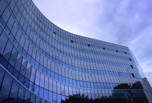白天在多云的天空上建造的玻璃高楼大厦的鱼眼镜头视图照片 · 免费素材图片