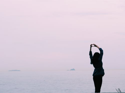 女人站在水的附近 · 免费素材图片