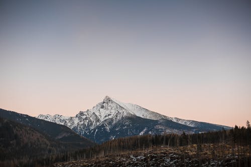 白天在多云的天空下的山冰川 · 免费素材图片