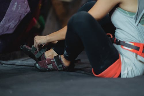 女运动员穿上运动鞋爬 · 免费素材图片