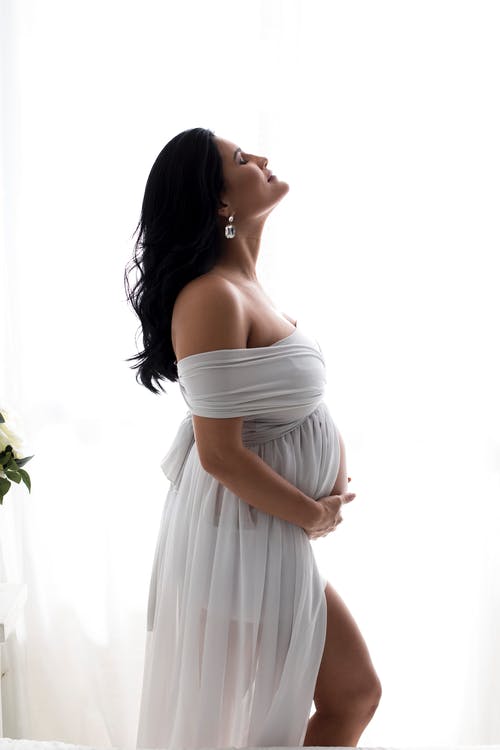 孕妇穿白色连衣裙 · 免费素材图片