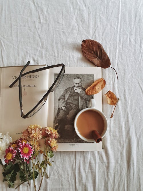 花，书，眼镜和杯咖啡，肉桂棒 · 免费素材图片