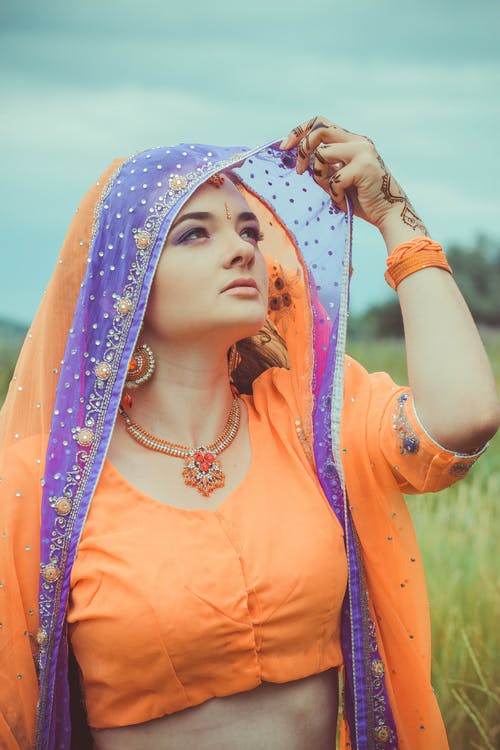 橙色和蓝色纱丽连衣裙的女人 · 免费素材图片