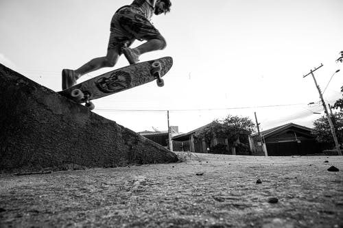 男子滑板的低角度照片 · 免费素材图片