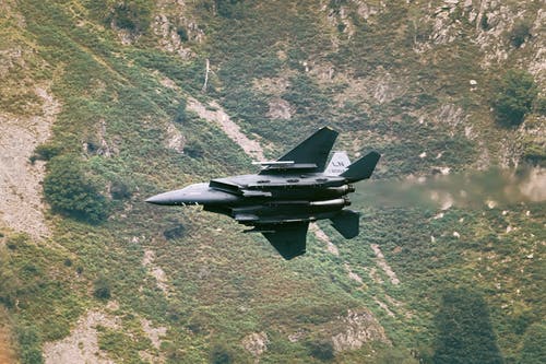 优势战斗机飞越山谷 · 免费素材图片