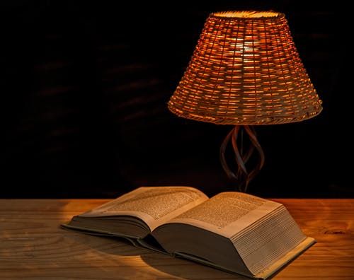 台灯旁边的书 · 免费素材图片