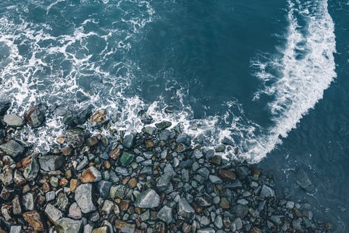 海浪在岩石海岸上崩溃 · 免费素材图片