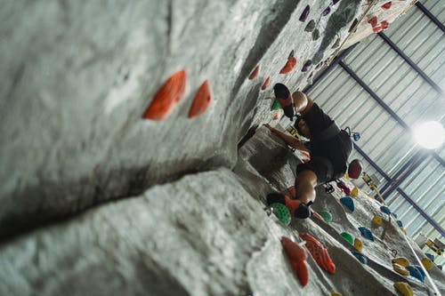 在健身房练习的坚强不露面登山 · 免费素材图片