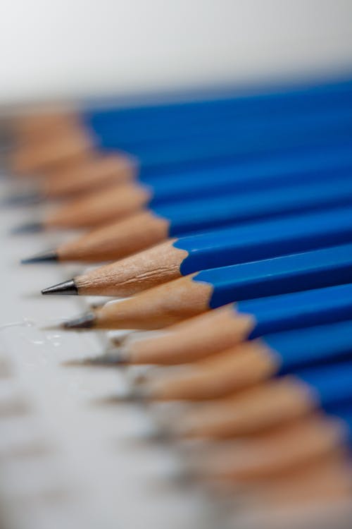 倾斜铅笔的蓝铅笔移位摄影 · 免费素材图片