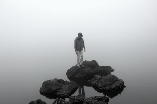 有关人, 大雾天, 水反射的免费素材图片