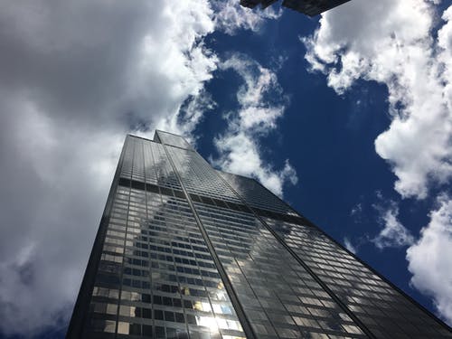 蓝蓝的天空下建筑物的低角度摄影 · 免费素材图片