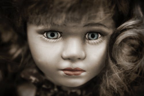 灰眼睛，棕色头发的娃娃 · 免费素材图片