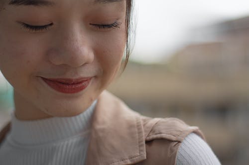 微笑的女人的特写照片 · 免费素材图片