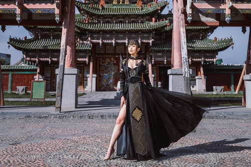 身穿黑色中式礼服的女人 · 免费素材图片