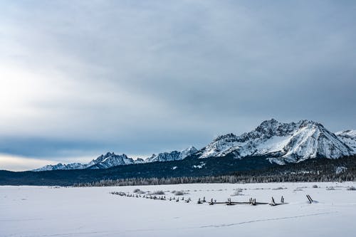 多云的天空下的积雪的山 · 免费素材图片