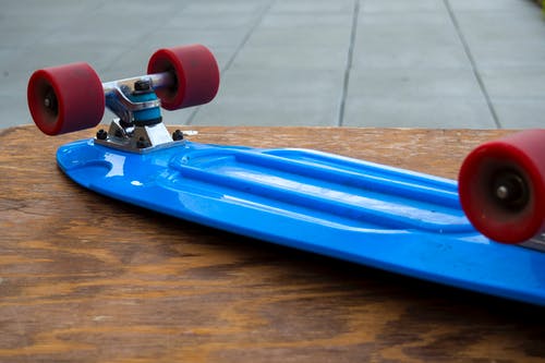木制的桌子上的蓝竹enny板 · 免费素材图片